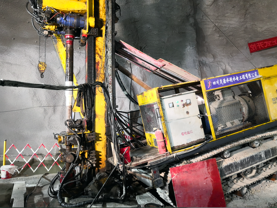 新华五岳电站定向钻机施工