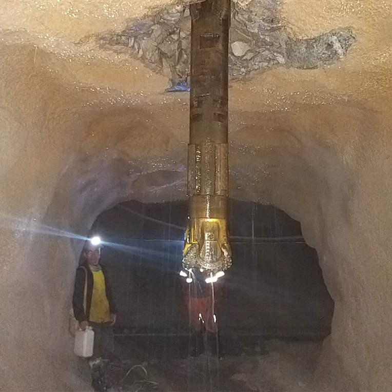 塘子凹坑溜矿井导孔贯通